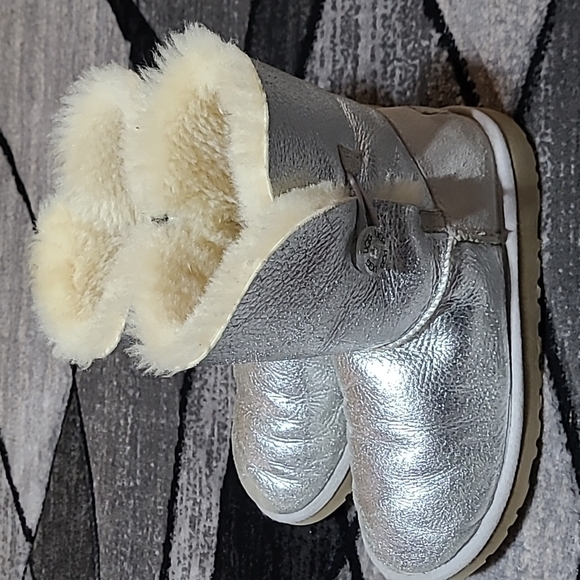 UGG LIMITED EDITION METALLIC SLIVER BAILEY BUTTON CLASSIC SHORT BOOTS - Picture 7 of 16